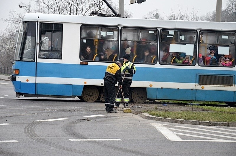 Wrocław: Wykolejenie tramwaju na pl. Dominikańskim (FOTO, OBJAZDY)