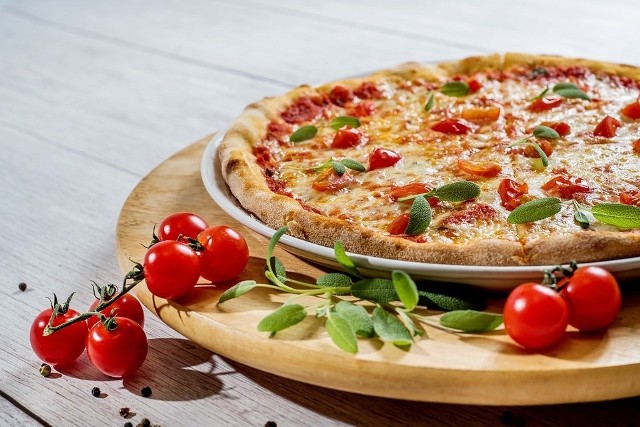 Pizza to jedno z najbardziej lubianych i popularnych dań świata a samodzielnie zrobiona to wspaniały pomysł na rodzinną kolację. Zobacz nasz przepis i upiecz samodzielnie. Już nigdy nie zamówisz gotowej. >>>ZOBACZ PRZEPIS NA KOLEJNYCH SLAJDACH