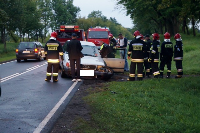 Kilka minut po 19. kilkaset metrów za miejscowością Łosino, doszło do kolizji dwóch samochodów. Na miejscu zdarzenia pracowali policjanci ze słupskiej drogówki.