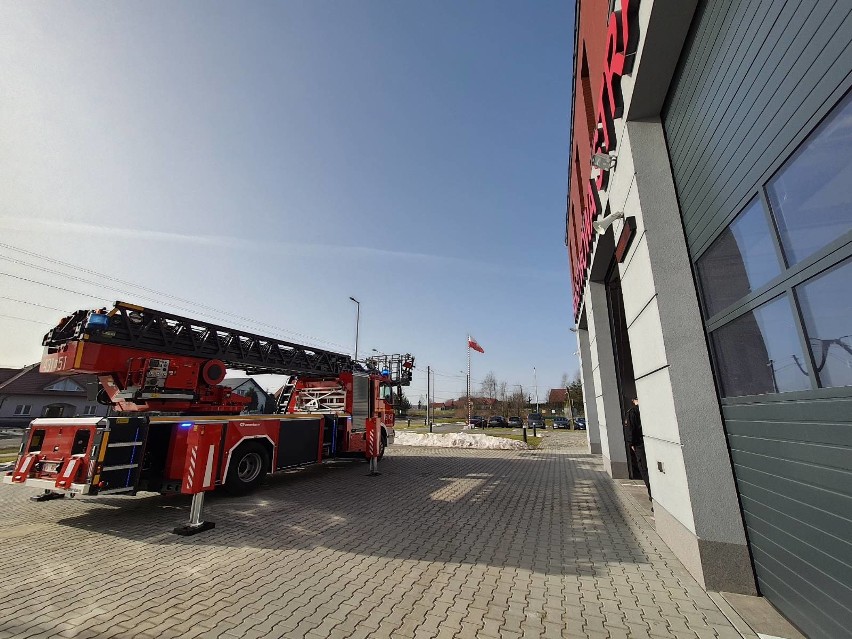 Straż pożarna w Dąbrowie Tarnowskiej otrzymała nowoczesny wóz z drabiną pożarniczą o zasięgu 30 metrów ZDJĘCIA