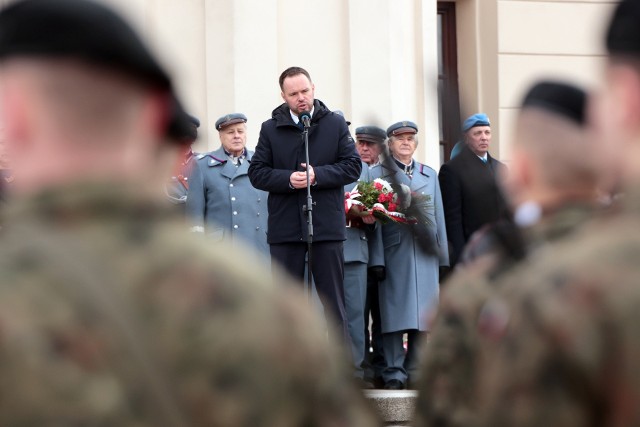 W piątek (1 marca) wojewoda lubelski Krzysztof Komorski złożył kwiaty pod tablicą upamiętniającą ofiary więzienia na Zamku Lubelskim. W Narodowym Dniu Pamięci Żołnierzy Wyklętych Lublin uczcił pamięć bohaterów antykomunistycznego podziemia, którzy w obronie niepodległego bytu Państwa Polskiego przeciwstawili się sowieckiej agresji i narzuconemu reżimowi komunistycznemu.