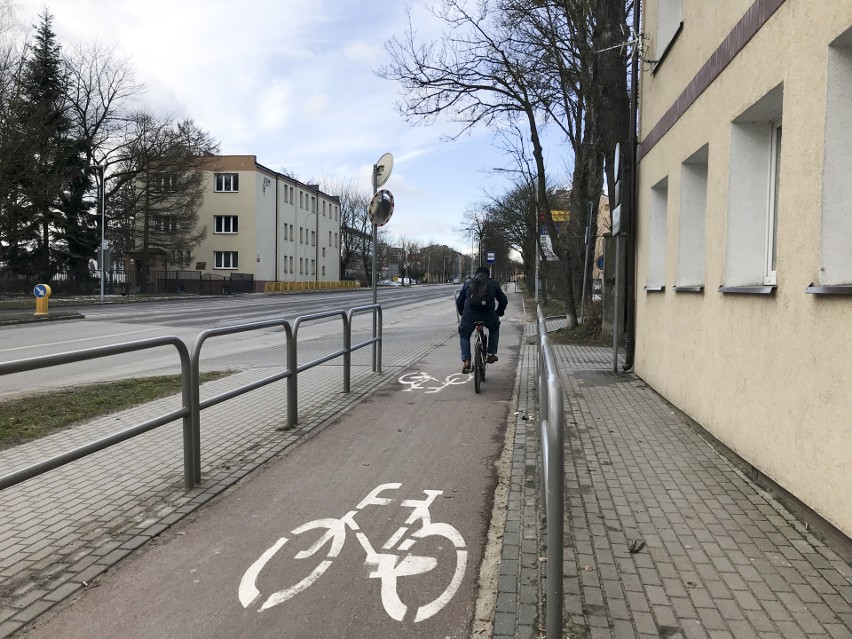 Czy wjazd do Biedronki przy ulicy Szczecińskiej w Słupsku jest niebezpieczny? Tak, zdaniem słupszczan, nie, zdaniem urzędników [ZDJĘCIA]