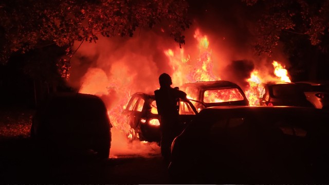 Do pożaru doszło po godzinie 2:00 w nocy. Ogień uszkodził łącznie 7 aut zaparkowanych w rzędzie na odcinku drogi łączącym ulice Bobrzą i Popowicką.