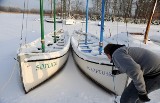 Zostawili łodzie na lodzie. "To jest skandal. Wiosną jednostki nie będą nadawały się do pływania" [zdjęcia, film]