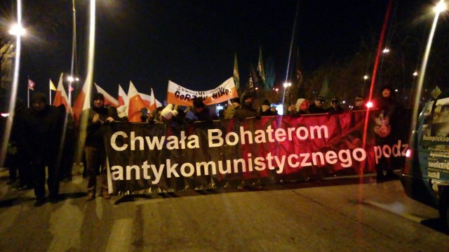 Setki gorzowian oddały w czwartkowy wieczór hołd żołnierzom wyklętym. Gorzowianie przeszli w marszu pamięci sprzed kościoła przy ul. Czereśniowej do Parku 750-lecia.Po drodze wznoszono okrzyki ku czci żołnierzy wyklętych, Armii Krajowej i konkretnych bohaterów. Marszowi towarzyszyła patriotyczna muzyka. Wśród maszerujących byli m.in. przedstawiciele Solidarności, Straży Miejskiej, Młodzieży Wszechpolskiej ale też władze miejskie i kościelne.Wszyscy przeszli do parku 750-lecia, gdzie odegrano hymn, wciągnięto na masz flagę Polski i wysłuchano apelu poległych. Przypomnijmy: jeszcze w tym roku koło łaźni zostanie zamontowane popiersie rotmistrza Witolda Pileckiego, a w przyszłości w parku 750-lecia ma być pomnik żołnierzy wyklętych.