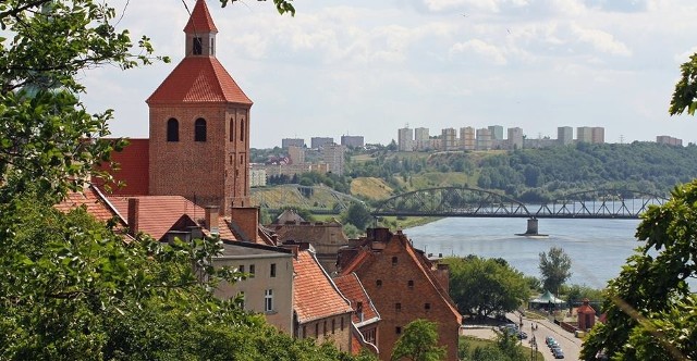 Grudziądz jest niechlubnym liderem w grupie 66 miast na prawach powiatu, w których najmniej się zarabia. Z danych Głównego Urzędu Statystycznego wynika, że w 2018 roku średnie wynagrodzenie w Grudziądzu wyniosło 3 743 zł, co stanowi 77 proc. średniej krajowej. W Jastrzębiu - Zdroju: 8 121 zł. To lider wśród miast gdzie zarobki są najwyższe. *Jeśli chodzi o miasta z województwa kujawsko - pomorskiego to najlepiej zarabiają torunianie. Podawane kwoty wynagrodzeń to kwoty brutto. 