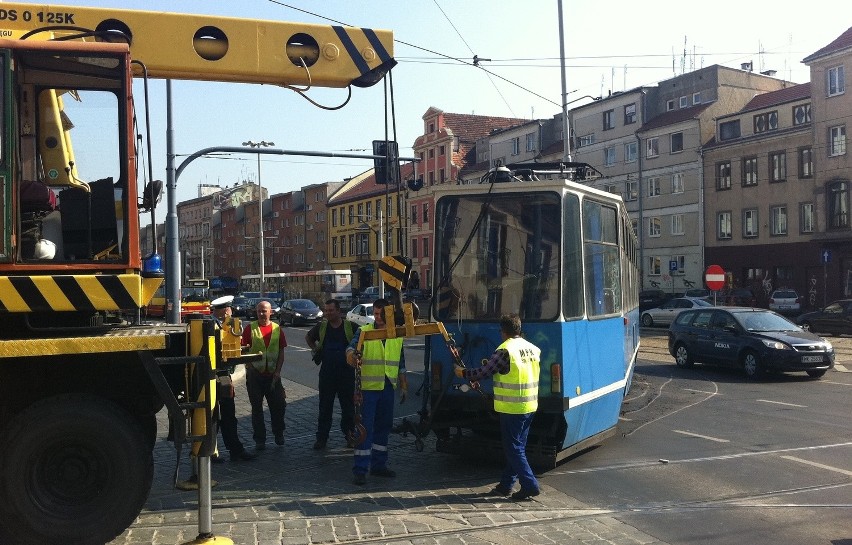 Wrocław: Na ul. Kazimierza Wielkiego wykoleił się tramwaj (ZDJĘCIA, FILMY)