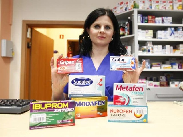 Katarzyna Kasperkiewicz z opolskiej apteki "Na dobre i na złe&#8221; pokazuje najczęściej kupowane leki bez recepty na przeziębienie.