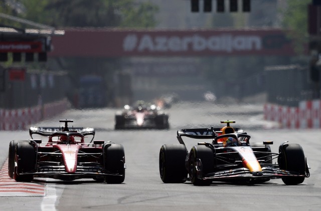 Meksykanin Sergio Perez (z prawej) i Charles Leclerc z Monaco (z lewej) podczas rywalizacji o Grand Prix Azerbejdżanu na ulicznym torze w Baku