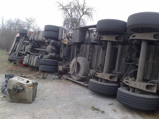 Wypadek w miejscowości Jeleń. Ciężarówka wypadła z drogi.