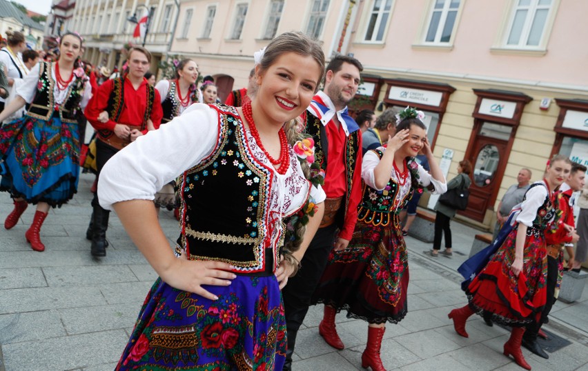 Korowód otworzył XVII Festiwal Polonijnych Zespołów...