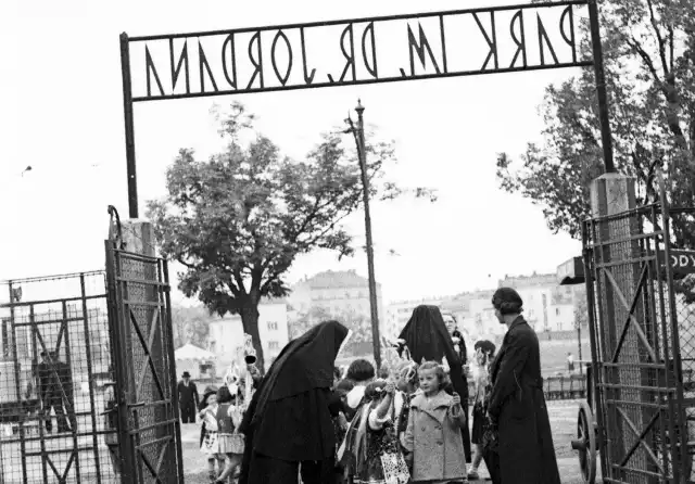 Obchody Dnia Dziecka w 1936 roku. Dzieci wchodzą do Parku Jordana.