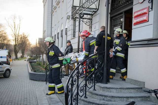 Oparzenia trzeciego stopnia w czterostopniowej skali ma 26-latek spod Czchowa, który  podpalił się podczas rozprawy w tarnowskim sądzie.