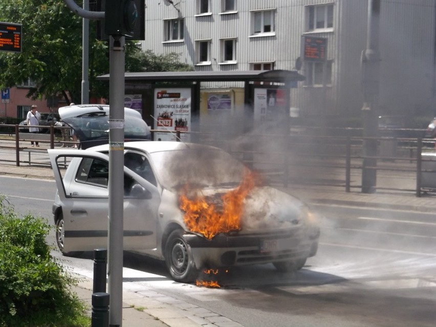 Wrocław: Auto w płomieniach na skrzyżowaniu Pomorskiej i Dubois (FILM, ZDJĘCIA)