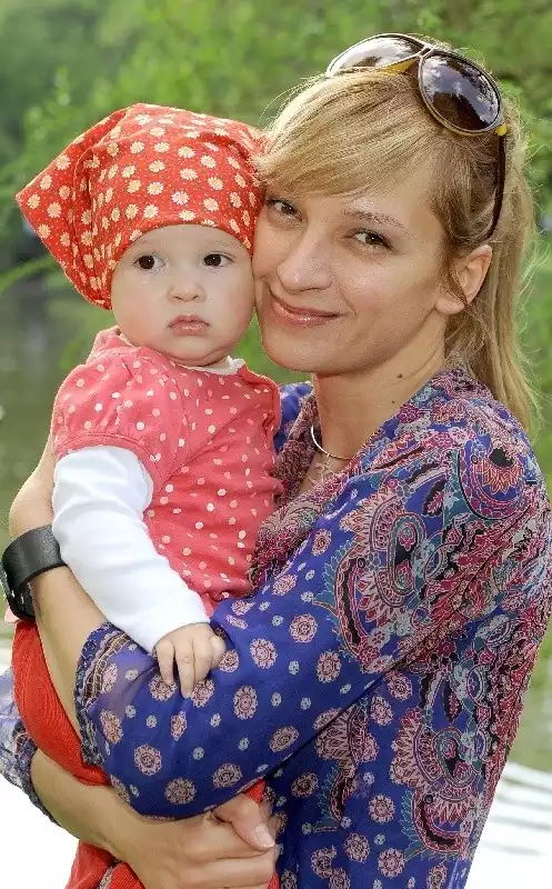 Dominika  Łakomska i jej córeczka.