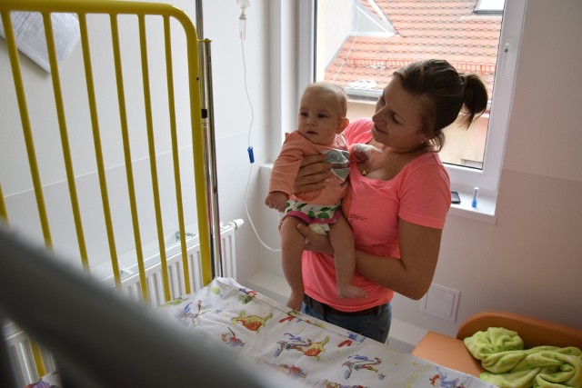 Mali pacjenci nie czekali na oficjalne przecięcie wstęgi....