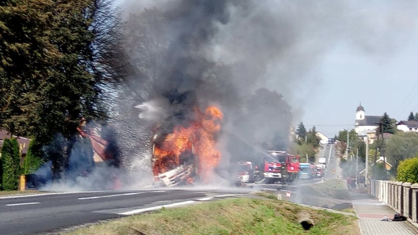 Pożar tira na drodze w Brzostku