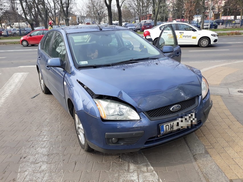 Wypadek przy placu Orląt Lwowskich. Skręcał w lewo, wbrew zakazowi