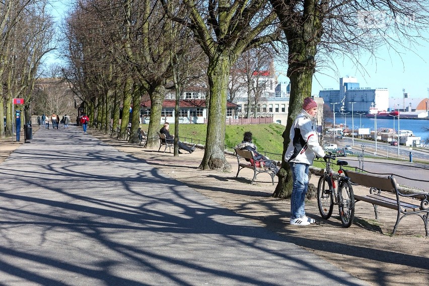 Koronawirus w Szczecinie. Jak wygląda sytuacja w mieście? Szczecinianie spacerują na Wałach Chrobrego i Jasnych Błoniach 