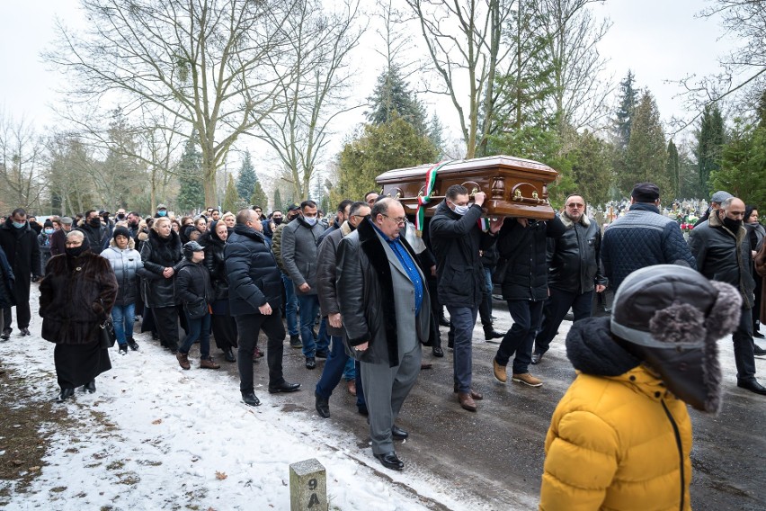 W pogrzebie wzięło udział kilkaset osób.