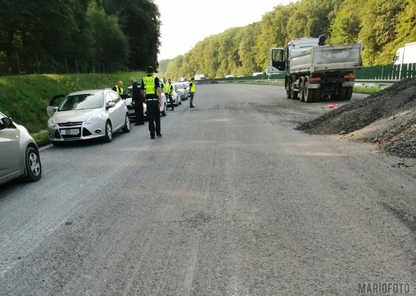 Wypadek na autostradzie A4 pod Strzelcami Opolskimi. Wywrotka przygniotła pracownika