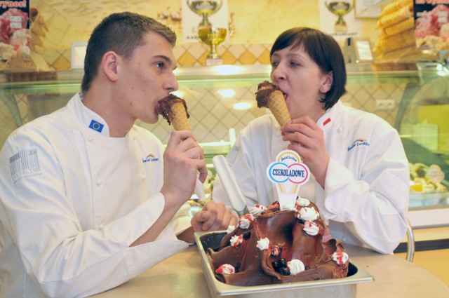 Grzegorz Parysiak i Magda Dziwisińska lubią lody. Kręcenie czekoladowych wychodzi im najlepiej