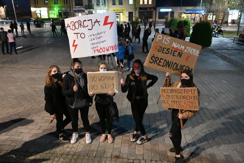 Protest kobiet w Starachowicach - największy od lat! Tłumy ludzi, mocne hasła i okrzyki [ZAPIS TRANSMISJI]