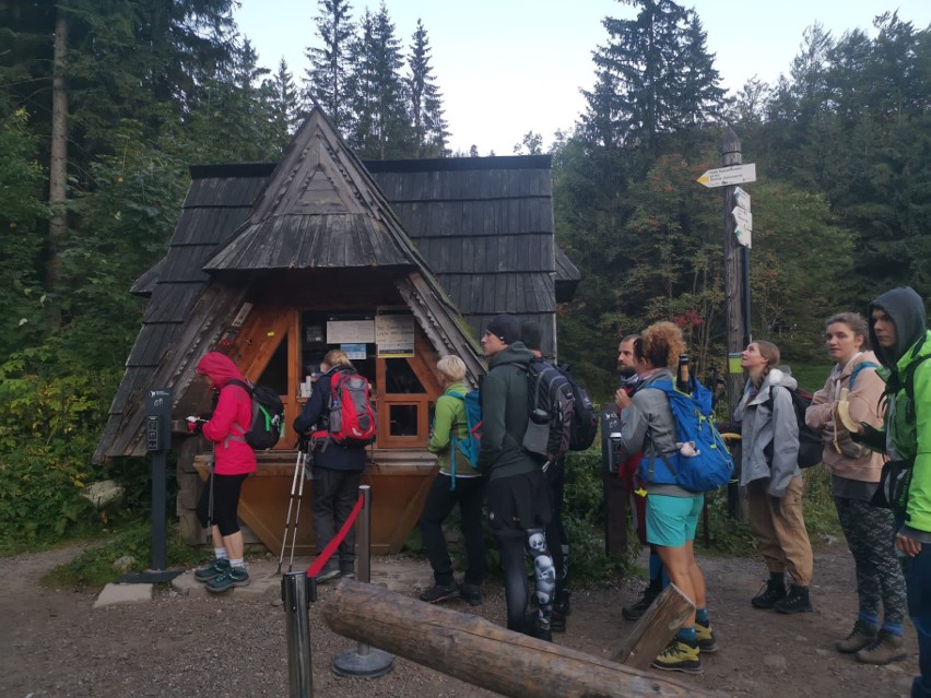 Tatry. Tłok w górach. Szósta rano, a tu taka kolejka do kasy, by wejść na szlak!