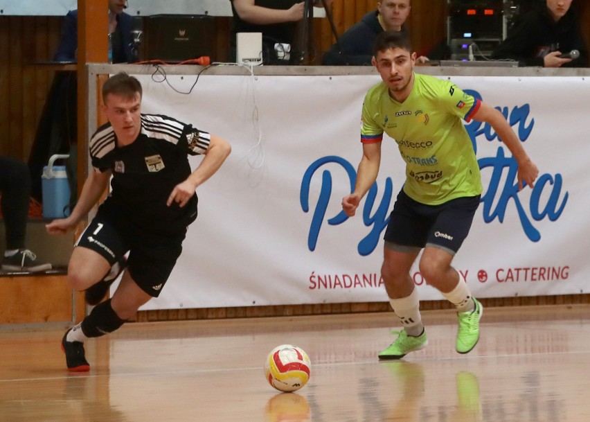 Trzy w jednej, trzy w drugiej. Przepiękny gol Żebrowskiego i zwycięstwo Futsal Szczecin. ZDJĘCIA