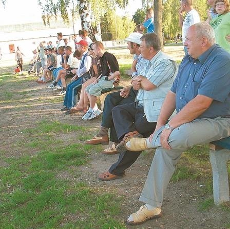 Jan Daniszewski (na pierwszym planie) ma 62 lata. Od czterech lat jest prezesem Lubuskiego Stowarzyszenia Sołtysów. Czwartą kadencję jest sołtysem Tomaszowa. Piłka nożna to jego pasja. Jak tylko może, ogląda ze wszystkimi mieszkańcami swoje ukochane KP Tomaszowo.