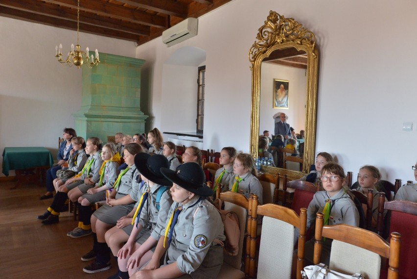 Harcerze z Solecznik na Litwie odwiedzili Sandomierz. Spotkali sie z burmistrzem i odwiedzili popularne miejsca