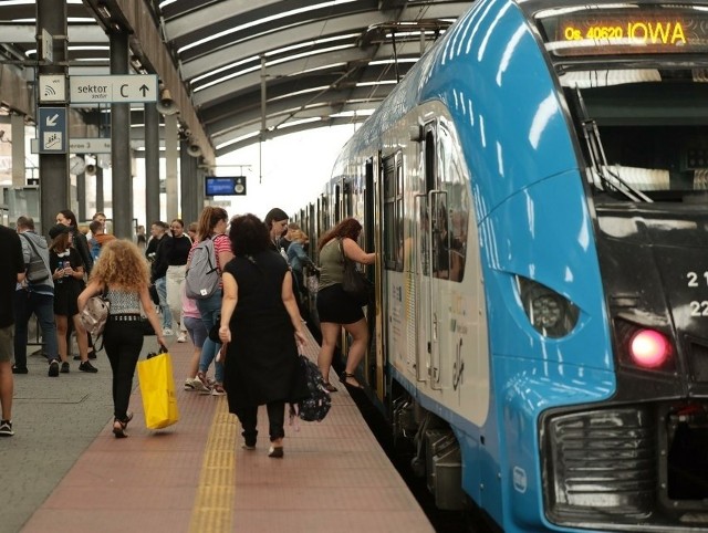 Koleje Śląskie przygotowały specjalna ofertę dla podróżujących w nadchodzący długi weekend od 29 maja do 2 czerwca.