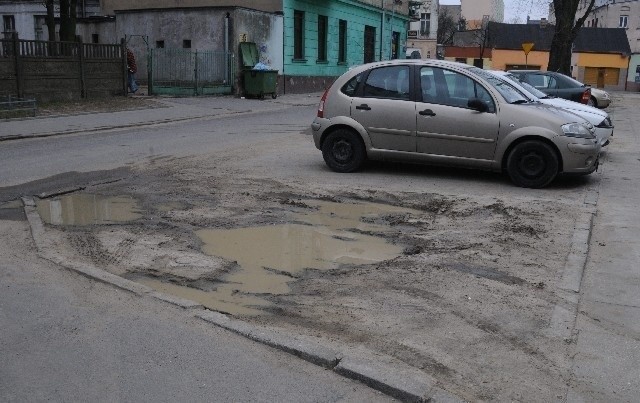 Tak wyglądają miejsca parkingowe, na których auta zostawiają...