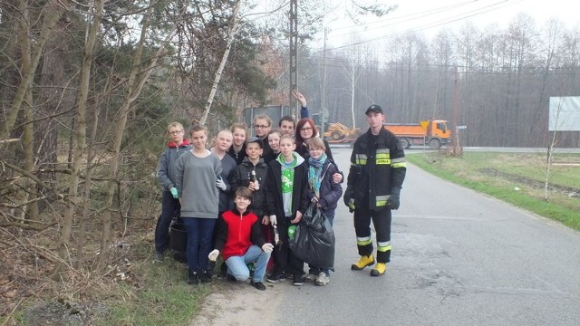 Młodzi ludzie chętnie uczestniczyli w akcji sprzątania gminy.