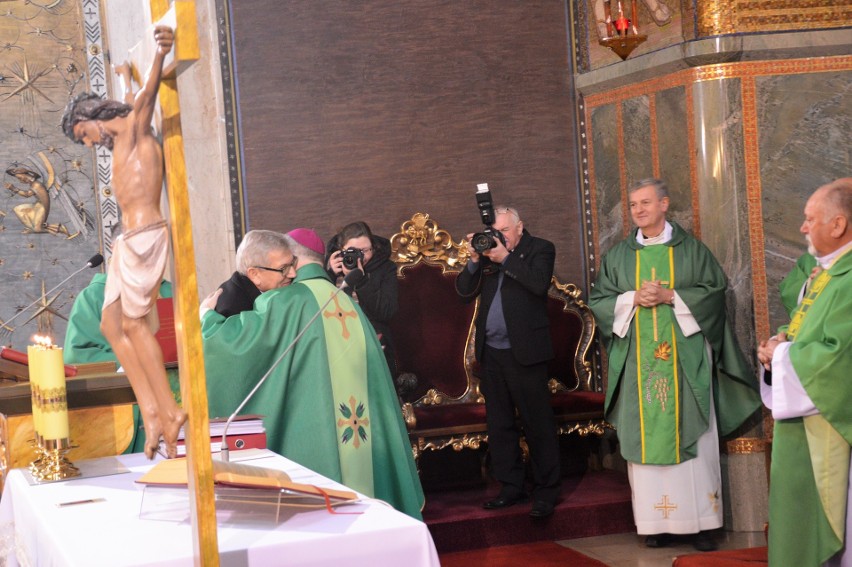 Na zakończenie liturgii na ręce biskupa przekazano 11...