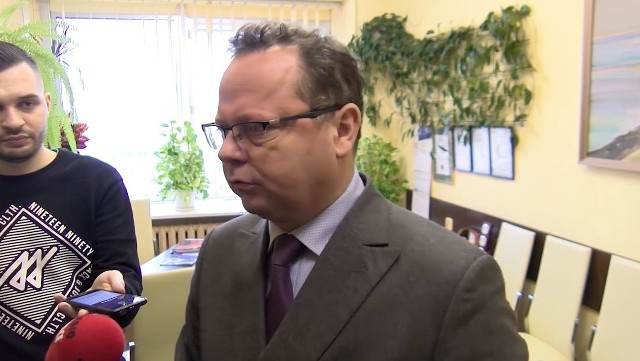 Andrzej Szejna podczas poniedziałkowej konferencji prasowej.