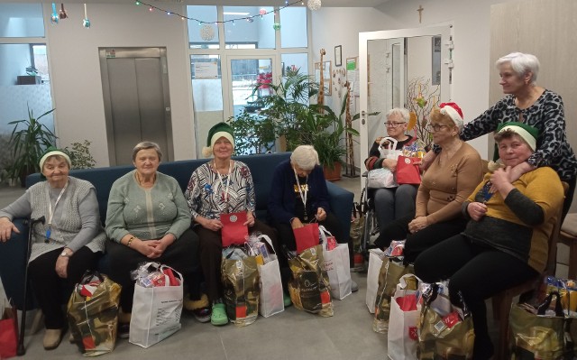 Każdy z ponad 60 uczestnik&oacute;w zajęć w Dziennym Domu Senior  w Myślenicach otrzymał świąteczne paczki. Było spotkanie przy wigilijnym stole, choinka i kolędowanie