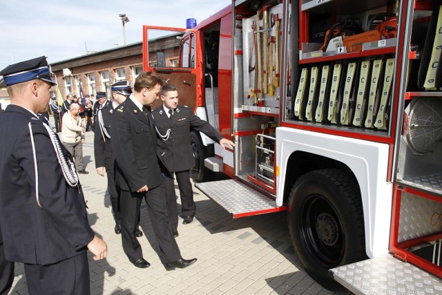 Samochód, który kupili strażacy, jest wyposażony w nożyce i rozpieraki, wyciągarkę hydrauliczną oraz maszt oświetleniowy.