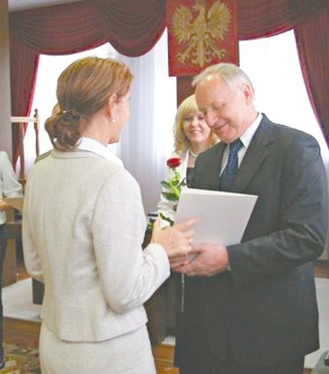 W październiku ubiegłego roku burmistrz Anatol Ochryciuk wręczył przewodniczącej hajnowskiego ZNP, Alinie Pytel, nagrodę za osiągnięcia dydaktyczno-wychowawcze. Jej zasadność sprawdzała komisja rewizyjna.