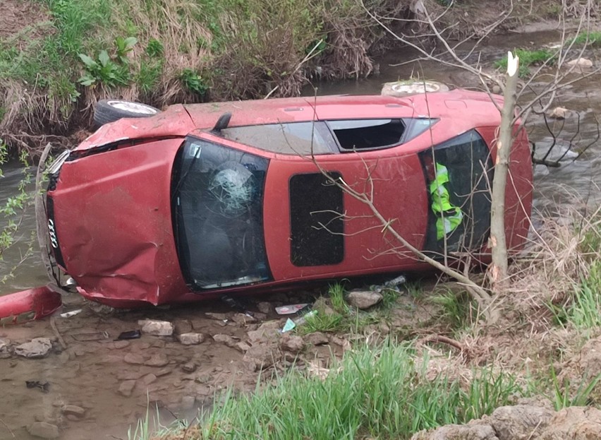 Wypadek w Birczy. Audi A4 wpadło do rzeki! Cztery z pięciu osób były pijane, w tym kierowca! [ZDJĘCIA]