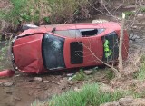 Wypadek w Birczy. Audi A4 wpadło do rzeki! Cztery z pięciu osób były pijane, w tym kierowca! [ZDJĘCIA]