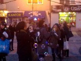 Flash mob Białystok. Na Rynku Kościuszki spadł śnieg z baniek mydlanych. (wideo, zdjęcia)