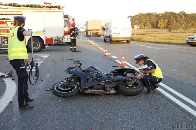 Według wstępnych ustaleń policjantów, 32-letni kierowca vw passata wymusił pierwszeństwo przejazdu na 51-letnim motocykliście jadącym kawasaki. W wyniku zderzenia 51-latek z obrażeniami został przewieziony do szpitala. Do wypadku doszło około godz. 15.50.
