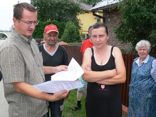 Edward Stelmach i Anna Zbyrad - Obara pokazują pisma z Urzędu Miasta Nowej Dęby, z których dowiedzieli się o tym, że ich sąsiad może hodować nawet 114 macior, 285 tuczników  i 571 warchlaków, na co oni i ich sąsiedzi nie zgadzają się.