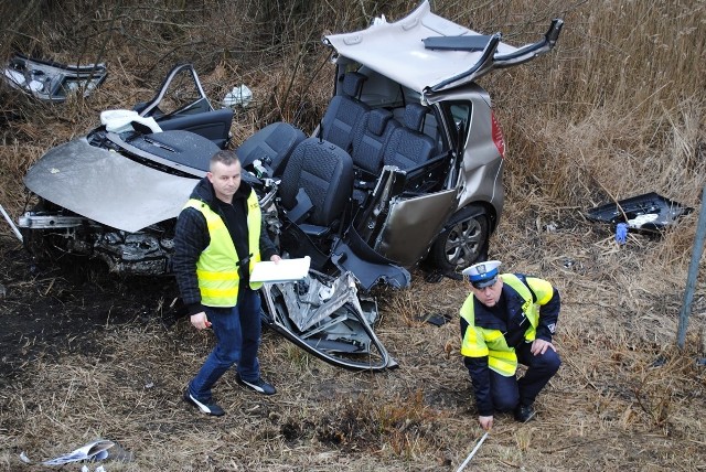 Do czołowego zderzenia dwóch samochodów osobowych doszło przed godz. 10 na drodze S5, na wysokości świeckiego osiedla Chmielniki, na łuku ekspresowej drogi.- Nie żyje kierowca volvo oraz kierowca i pasażerka renaulta - mówi st. asp. Maciej Rakowicz, rzecznik policji w Świeciu. - Kolejna osoba, też z renaulta, została przewieziona do szpitala.Jak ustalili policjanci, kierującym volvo był 51-letni mieszkaniec Torunia. Renault podróżowało małżeństwo, które zginęło na miejscu: 61-letni kierowca i 58-letnia pasażerka. Ich 31-letnia córka trafiła do szpitala.Na razie nie wiadomo, jak doszło do wypadku ani nawet z jakich kierunków jechały samochody.Droga jest częściowo zablokowana. Na miejscu zdarzenia pracują policjanci oraz 4 zastępy straży pożarnej.Usuwają rozbite samochody. Jeden blokuje jezdnię. Drugi trzeba będzie wydobyć z rowu. Utrudnienia w ruchu mogą potrwać nawet kilka godzin. Służby pracują nad uruchomieniem ruchu wahadłowego. Aktualnie samochody na wjazdach na obwodnicę są przekierowywane do poruszania się przez miasto. Od strony Bydgoszczy w kierunku Gdańska na miejscu wypadku utworzył się kilometrowy korek.