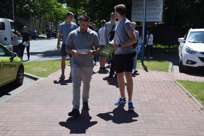 Kilkudziesięciu studentów Politechniki Częstochowskiej...