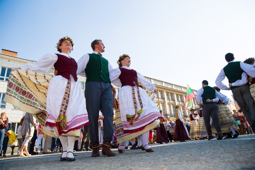 Podlaska Oktawa Kultur 2017. Kolorowa parada na Rynku...