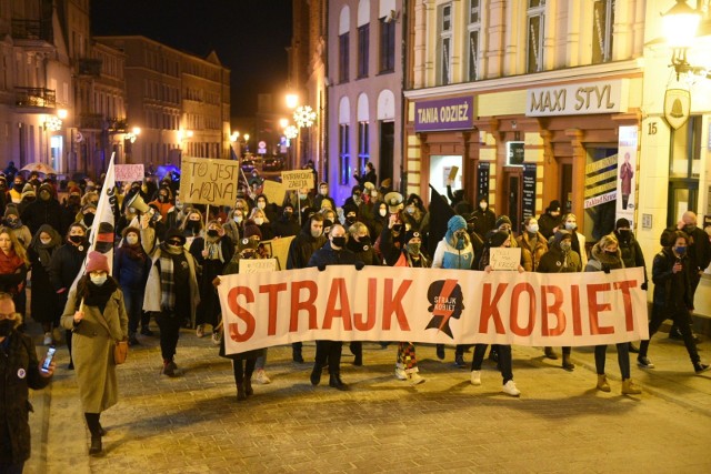 W środę (27.01) o godzinie 18.30, spod pomnika Mikołaja Kopernika w Toruniu, ruszył protest, który zorganizowano po opublikowaniu przez Trybunał Konstytucyjny uzasadnienia wyroku ws. aborcji. Zobacz, jak było!RELACJA LIVE Z PROTESTU DOSTĘPNA JEST NA NASZYM PROFILU NA FACEBOOKU: Protest kobiet w Toruniu - WIDEOWięcej informacji o uzasadnieniu wyroku znajdziesz TUTAJ