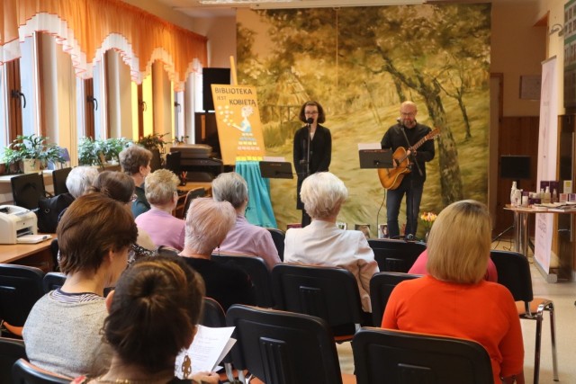 Koncert w iłżeckiej Miejskiej Bibliotece Publicznej uświetnił Dzień Kobiet.