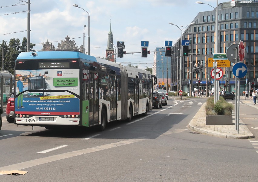 Autobus linii 75, przejeżdża przez przystanek tramwajowy...